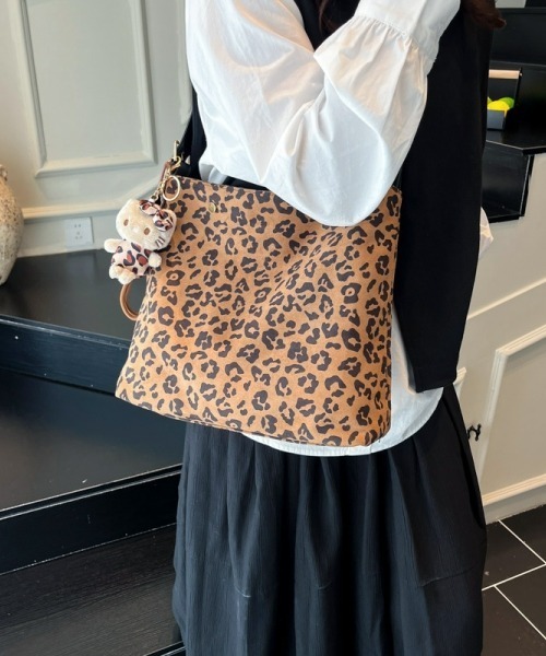 gossip!ロサンゼルス(ゴシップロサンゼルス)の「Y2Kレオパード柄ショルダーバッグ(A5収納可・チャームなし)(ショルダーバッグ・レディース・ブラウン/ライトグレー/モカ・FREE)」の14枚目の写真