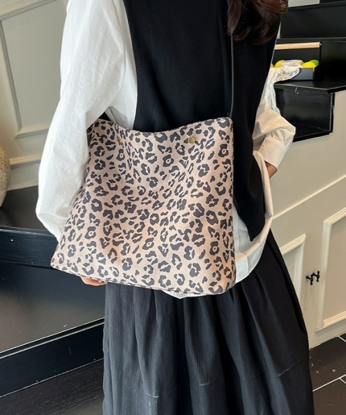 gossip!ロサンゼルス(ゴシップロサンゼルス)の「Y2Kレオパード柄ショルダーバッグ(A5収納可・チャームなし)(ショルダーバッグ・レディース・ブラウン/ライトグレー/モカ・FREE)」の17枚目の写真