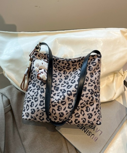 gossip!ロサンゼルス(ゴシップロサンゼルス)の「Y2Kレオパード柄ショルダーバッグ(A5収納可・チャームなし)(ショルダーバッグ・レディース・ブラウン/ライトグレー/モカ・FREE)」の21枚目の写真