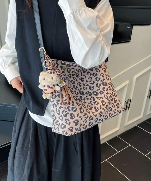 gossip!ロサンゼルス(ゴシップロサンゼルス)の「Y2Kレオパード柄ショルダーバッグ(A5収納可・チャームなし)(ショルダーバッグ・レディース・ブラウン/ライトグレー/モカ・FREE)」の18枚目の写真