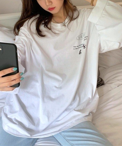 maison de LATIR(メゾンドラティール)の「夏もラグランスリーブでゆったり可愛いがgood。BIGシルエットなロゴロンT(Tシャツ/カットソー・レディース・ホワイト/ブラック・FREE)」の2枚目の写真