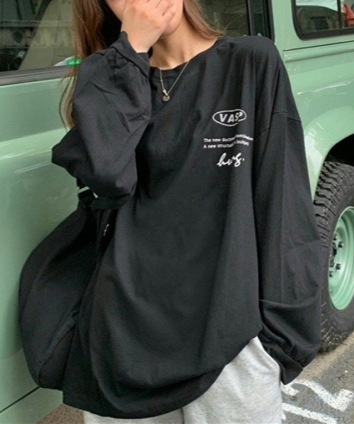 maison de LATIR(メゾンドラティール)の「夏もラグランスリーブでゆったり可愛いがgood。BIGシルエットなロゴロンT(Tシャツ/カットソー・レディース・ホワイト/ブラック・FREE)」の4枚目の写真