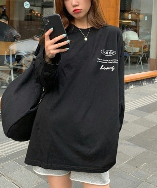maison de LATIR(メゾンドラティール)の「夏もラグランスリーブでゆったり可愛いがgood。BIGシルエットなロゴロンT(Tシャツ/カットソー・レディース・ホワイト/ブラック・FREE)」の6枚目の写真