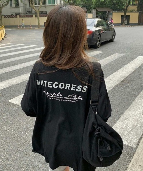 maison de LATIR(メゾンドラティール)の「夏もラグランスリーブでゆったり可愛いがgood。BIGシルエットなロゴロンT(Tシャツ/カットソー・レディース・ホワイト/ブラック・FREE)」の9枚目の写真