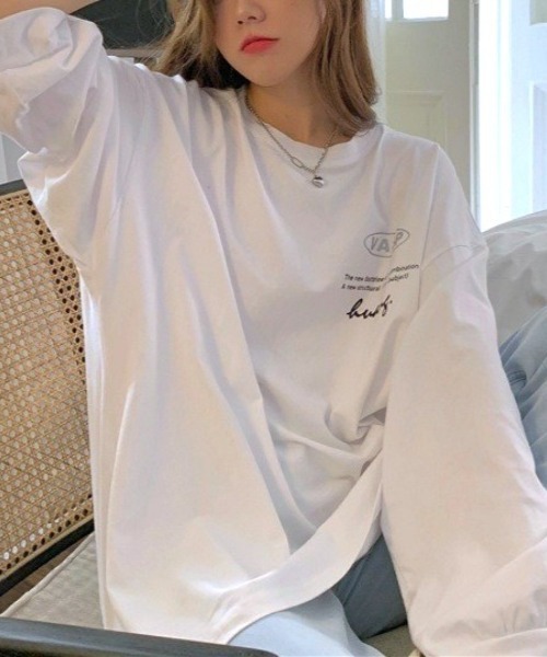 maison de LATIR(メゾンドラティール)の「夏もラグランスリーブでゆったり可愛いがgood。BIGシルエットなロゴロンT(Tシャツ/カットソー・レディース・ホワイト/ブラック・FREE)」の12枚目の写真