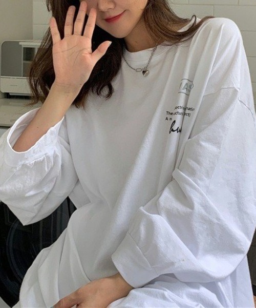 maison de LATIR(メゾンドラティール)の「夏もラグランスリーブでゆったり可愛いがgood。BIGシルエットなロゴロンT(Tシャツ/カットソー・レディース・ホワイト/ブラック・FREE)」の13枚目の写真