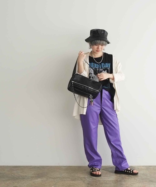 Cheek(チーク)の「studs body bag(ボディバッグ/ウエストポーチ・レディース・ブラック/グレー・FREE)」の2枚目の写真