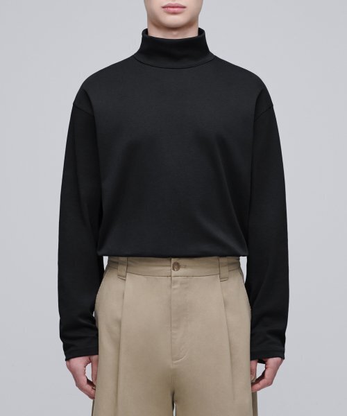 MUSINSA STANDARD（ムシンサスタンダード）の「リラックスドタートルネック長袖Tシャツ[ブラック]（Tシャツ/カットソー・メンズ・その他・SMALL/MEDIUM/LARGE/X-LARGE/XX-LARGE/XXX-LARGE）」の2枚目の写真