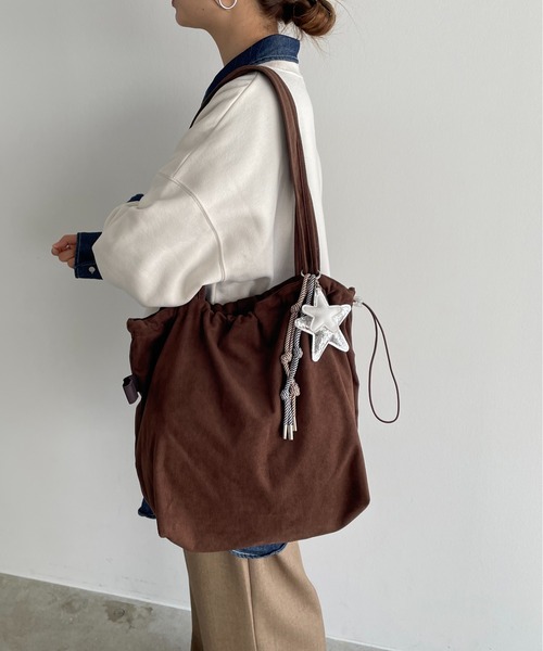 210nouve(トゥージュヌーブ)の「【チャーム付き】フェイクスエード ショルダーバッグ(ショルダーバッグ・レディース・ブラウン/マスタード/ブラック/レッド・FREE)」の3枚目の写真