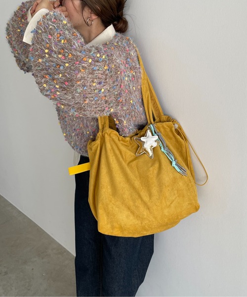 210nouve(トゥージュヌーブ)の「【チャーム付き】フェイクスエード ショルダーバッグ(ショルダーバッグ・レディース・ブラウン/マスタード/ブラック/レッド・FREE)」の4枚目の写真