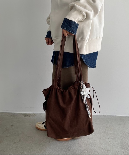 210nouve(トゥージュヌーブ)の「【チャーム付き】フェイクスエード ショルダーバッグ(ショルダーバッグ・レディース・ブラウン/マスタード/ブラック/レッド・FREE)」の20枚目の写真