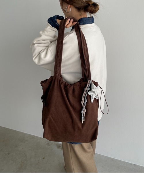 210nouve(トゥージュヌーブ)の「【チャーム付き】フェイクスエード ショルダーバッグ(ショルダーバッグ・レディース・ブラウン/マスタード/ブラック/レッド・FREE)」の22枚目の写真