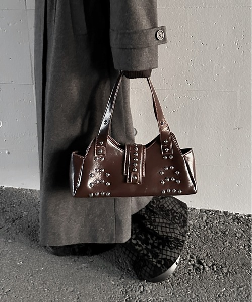 LVEU.（ラブユ.）の「【LVEU.】スタッズデザインハンドバッグ / バッグ BAG 鞄 ハンドバッグ スタッズ 横長 合皮 合成皮革 ブラック ブラウン ZOZOTOWN限定（ハンドバッグ・レディース・ブラウン/ブラック・FREE）」の2枚目の写真