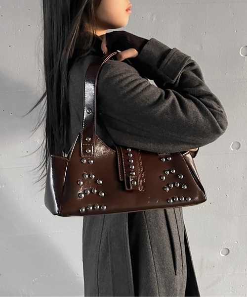 LVEU.（ラブユ.）の「【LVEU.】スタッズデザインハンドバッグ / バッグ BAG 鞄 ハンドバッグ スタッズ 横長 合皮 合成皮革 ブラック ブラウン ZOZOTOWN限定（ハンドバッグ・レディース・ブラウン/ブラック・FREE）」の22枚目の写真