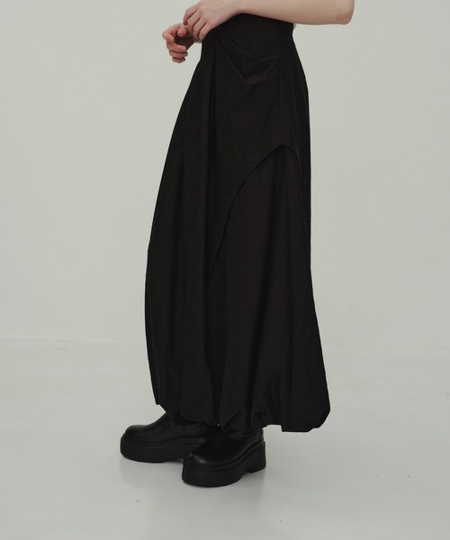 CITY TOKYO(シティトウキョウ)の「Coccon Frame Skirt/コクーンスカート(スカート・レディース・ホワイト/ブラック・1/2)」の2枚目の写真