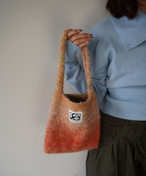 SANSeLF(サンセルフ)の「【SANSeLF】 モコモコグラデーションバッグ saa25a230(ハンドバッグ・レディース・オレンジ/ブルー・FREE)」の2枚目の写真