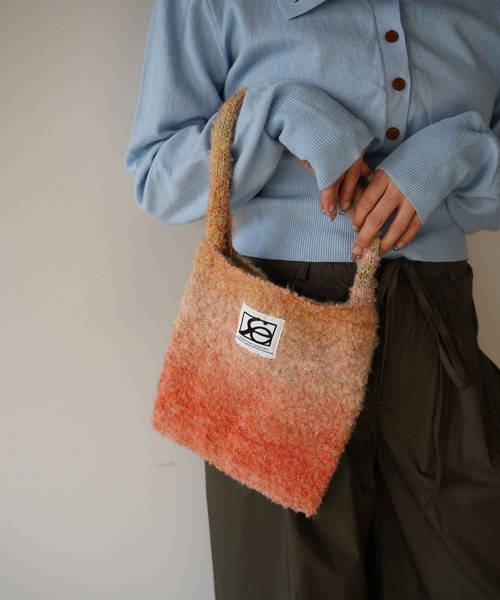SANSeLF(サンセルフ)の「【SANSeLF】 モコモコグラデーションバッグ saa25a230(ハンドバッグ・レディース・オレンジ/ブルー・FREE)」の3枚目の写真