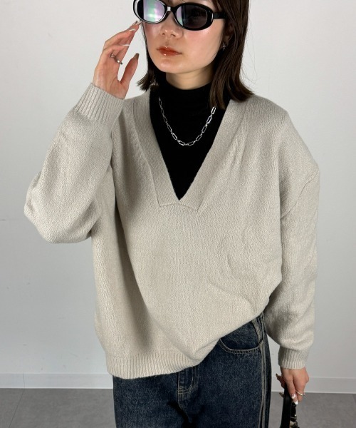 mellomela.(メロメラ)の「ディープVネック 長袖ニットセーター(ニット/セーター・レディース・ブラック/ライトグレー・M-L)」の2枚目の写真