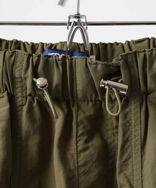 OUTDOOR PRODUCTS(アウトドアプロダクツ)の「UV撥水パラシュートカーゴパンツ(カーゴパンツ・レディース・ブラック/ライトカーキ/グレイッシュベージュ/チャコール・M/L/LL/3L)」の9枚目の写真