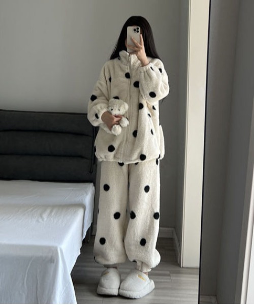 WEGO（ウィゴー）の「WEGO/ドット柄もこもこジップルームウェア上下セット（ルームウェア/パジャマ・レディース・その他1・LARGE/MEDIUM）」の2枚目の写真