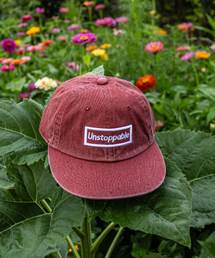 UNSTOPPABLE（アンストッパブル）の「アセンティックボックスロゴ - フラットブリムピグメントボールキャップバーガンディ（キャップ）」