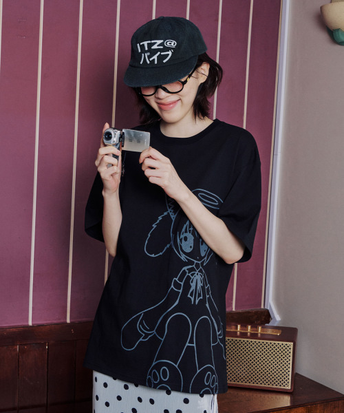 ITZAVIBE(イッザバイブ)の「CAT GIRL T SHIRT - BLACK(Tシャツ/カットソー・レディース・その他・ONE SIZE)」の2枚目の写真