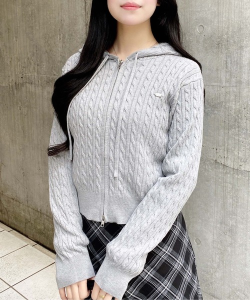 INGNI（イング）の「プレート付ケーブルニットパーカー（パーカー・レディース・グレー/アイボリー/ネイビー/ピンク・M）」の3枚目の写真