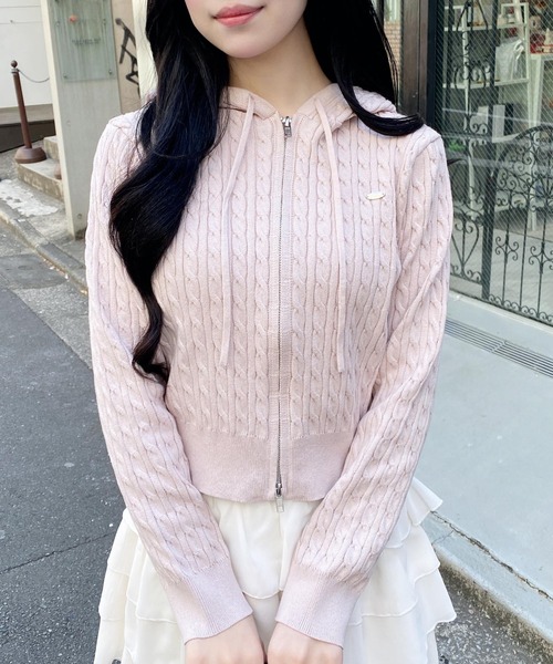 INGNI（イング）の「プレート付ケーブルニットパーカー（パーカー・レディース・グレー/アイボリー/ネイビー/ピンク・M）」の4枚目の写真