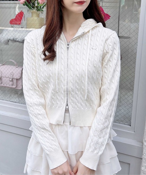 INGNI（イング）の「プレート付ケーブルニットパーカー（パーカー・レディース・グレー/アイボリー/ネイビー/ピンク・M）」の2枚目の写真