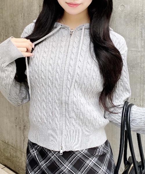 INGNI（イング）の「プレート付ケーブルニットパーカー（パーカー・レディース・グレー/アイボリー/ネイビー/ピンク・M）」の18枚目の写真