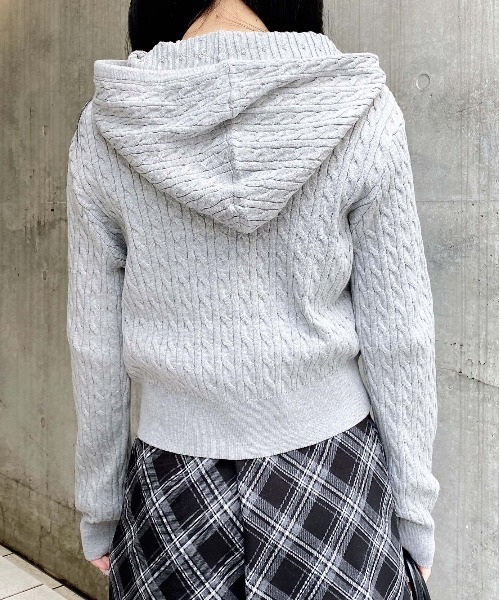 INGNI（イング）の「プレート付ケーブルニットパーカー（パーカー・レディース・グレー/アイボリー/ネイビー/ピンク・M）」の21枚目の写真