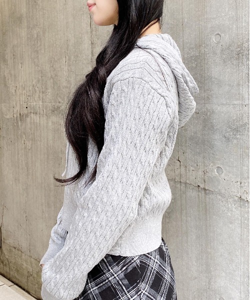 INGNI（イング）の「プレート付ケーブルニットパーカー（パーカー・レディース・グレー/アイボリー/ネイビー/ピンク・M）」の20枚目の写真