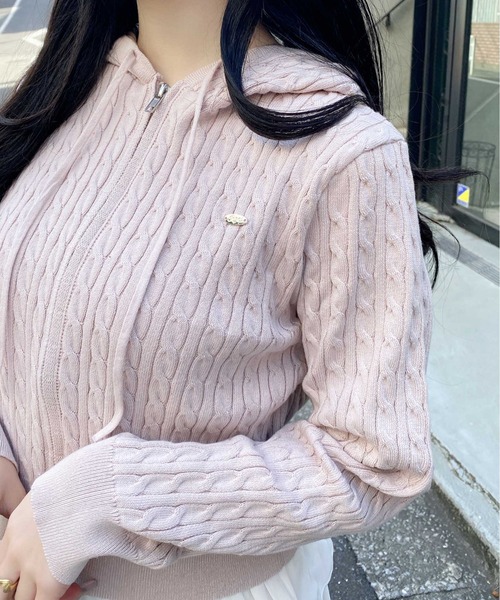 INGNI（イング）の「プレート付ケーブルニットパーカー（パーカー・レディース・グレー/アイボリー/ネイビー/ピンク・M）」の5枚目の写真