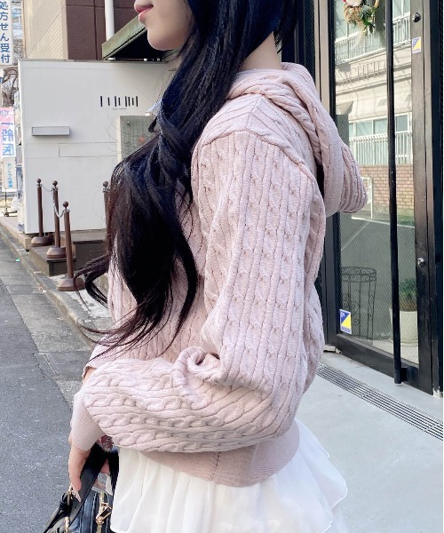 INGNI（イング）の「プレート付ケーブルニットパーカー（パーカー・レディース・グレー/アイボリー/ネイビー/ピンク・M）」の6枚目の写真