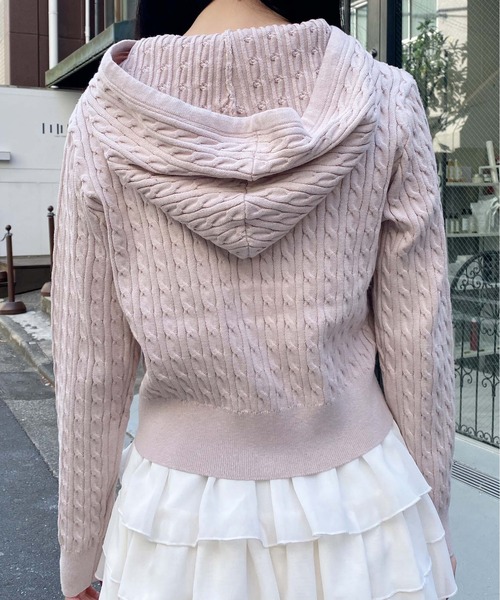 INGNI（イング）の「プレート付ケーブルニットパーカー（パーカー・レディース・グレー/アイボリー/ネイビー/ピンク・M）」の7枚目の写真