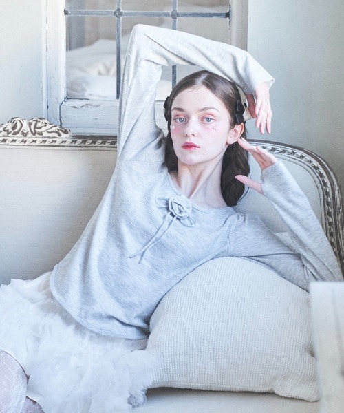 Lovilyn(ラヴィリン)の「ローズモチーフニット(ニット/セーター・レディース・ホワイト/グレー/ピンク・FREE)」の2枚目の写真