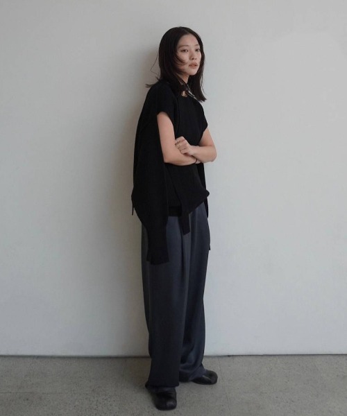 anuke(アンヌーク)の「Slit Rib Knit(ニット/セーター・レディース・ブラック/グレイッシュベージュ・FREE)」の5枚目の写真