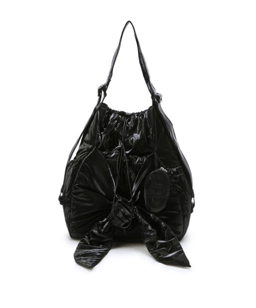 athe（アテ）の「[RUBAN] グロッシーブラックリボンバックパック兼ショルダーバッグ L AABA6E900BK（ショルダーバッグ・レディース・ブラック・FREE）」の2枚目の写真