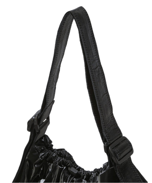 athe（アテ）の「[RUBAN] グロッシーブラックリボンバックパック兼ショルダーバッグ L AABA6E900BK（ショルダーバッグ・レディース・ブラック・FREE）」の7枚目の写真