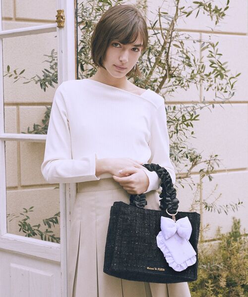 Maison de FLEUR（メゾンドフルール）の「ツイードフリルハンドルスクエアトートバッグ（トートバッグ・レディース・ピンク/アイボリー/ブラック・FREE）」の6枚目の写真
