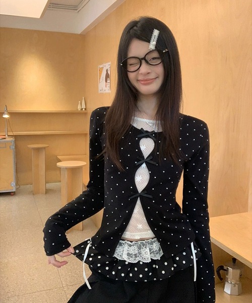 AsheKsha(アシクシャ)の「ブラックドットのタイトトップス(Tシャツ/カットソー・レディース・ブラック・M)」の2枚目の写真
