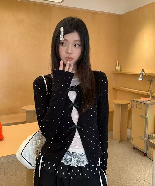 AsheKsha(アシクシャ)の「ブラックドットのタイトトップス(Tシャツ/カットソー・レディース・ブラック・M)」の6枚目の写真