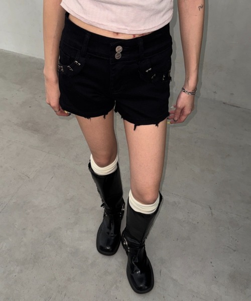Bamm(バム)の「スタッズ付きハイウエストデニムショートパンツ(デニムパンツ・レディース・ブラック/ホワイト/ブルー・M)」の13枚目の写真