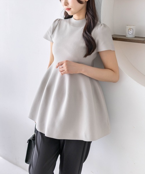 CLEAR BASIC（クリアベーシック）の「裾フレア半袖ニットチュニック［骨格ウェーブ/ミニ丈/フェミニン］（ニット/セーター・レディース・アイボリー/ブラック/レッド/ピンク/イエロー/グレイッシュベージュ・F）」の3枚目の写真