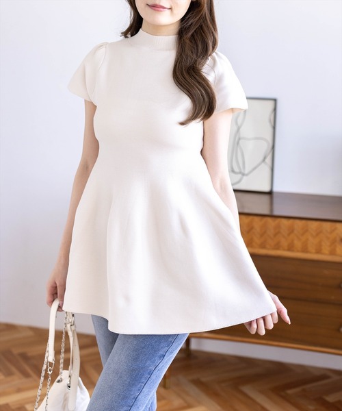 CLEAR BASIC（クリアベーシック）の「裾フレア半袖ニットチュニック［骨格ウェーブ/ミニ丈/フェミニン］（ニット/セーター・レディース・アイボリー/ブラック/レッド/ピンク/イエロー/グレイッシュベージュ・F）」の2枚目の写真