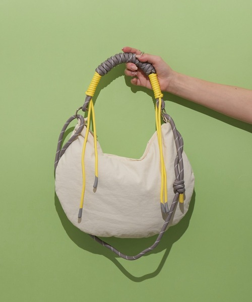 CIAOPANIC TYPY（チャオパニックティピー）の「:【WEB限定】撥水ナイロンハーフムーン2WAYBAG（ショルダーバッグ・レディース・チャコールグレー/サックスブルー/イエロー/アイボリー・ONE SIZE）」の2枚目の写真