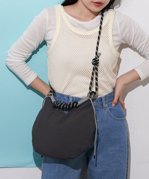 CIAOPANIC TYPY（チャオパニックティピー）の「:【WEB限定】撥水ナイロンハーフムーン2WAYBAG（ショルダーバッグ・レディース・チャコールグレー/サックスブルー/イエロー/アイボリー・ONE SIZE）」の11枚目の写真