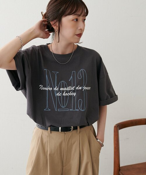 DISCOAT(ディスコート)の「【Enlude】アソート縦長ナンバーロゴTシャツ《ユニセックス》(Tシャツ/カットソー・レディース・ブラウン/パープル/ライトベージュ/ベージュ/チャコールグレー・FREE)」の2枚目の写真