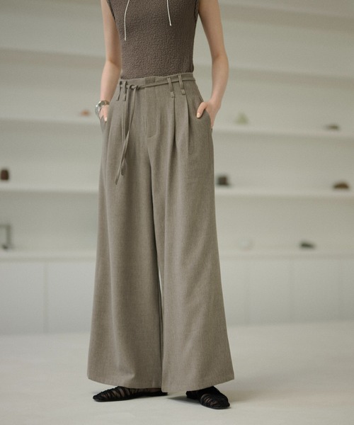 LAULEN（ローレン）の「double tuck belted wide pants /ダブルタック共布ベルト付きワイドパンツ（スラックス・レディース・アイボリー/チャコールグレー/ベージュ・S/M）」の3枚目の写真