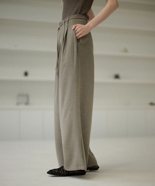 LAULEN（ローレン）の「double tuck belted wide pants /ダブルタック共布ベルト付きワイドパンツ（スラックス・レディース・アイボリー/チャコールグレー/ベージュ・S/M）」の4枚目の写真